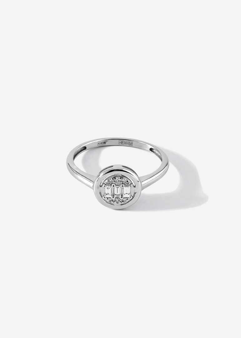 Gold ring with a round diamond insert