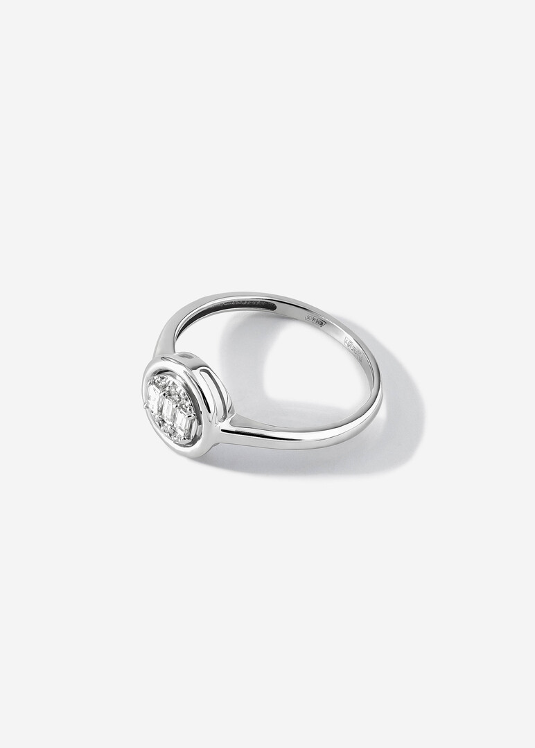 Gold ring with a round diamond insert