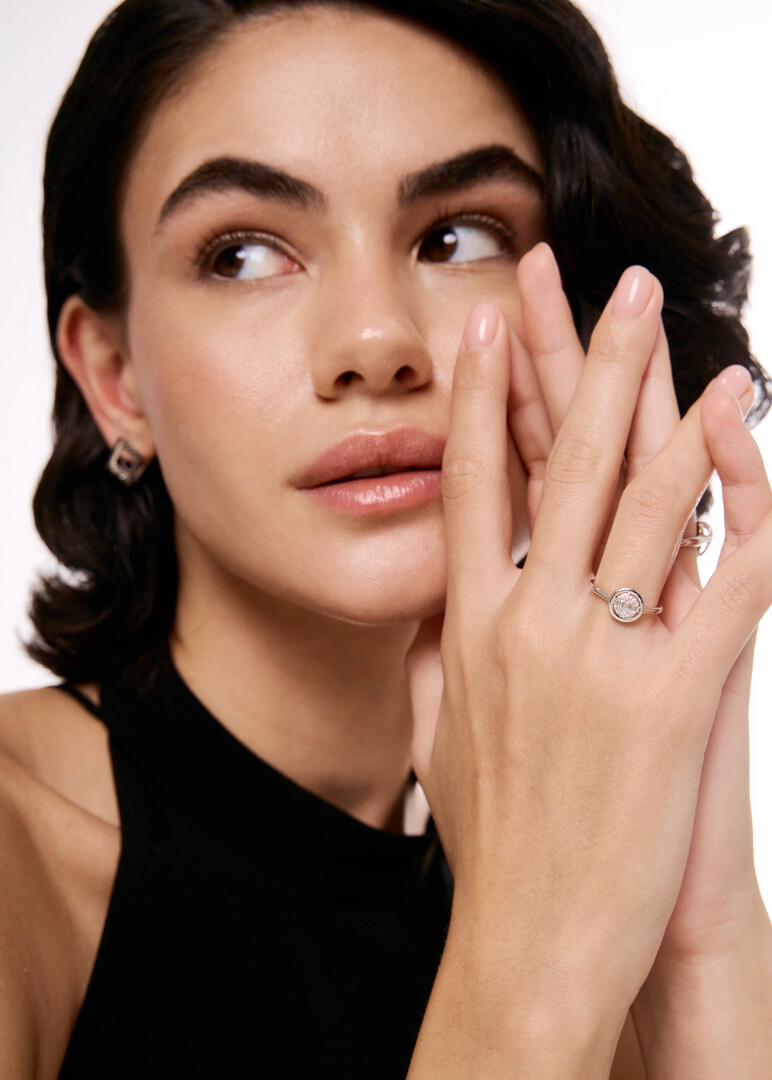 Gold ring with a round diamond insert