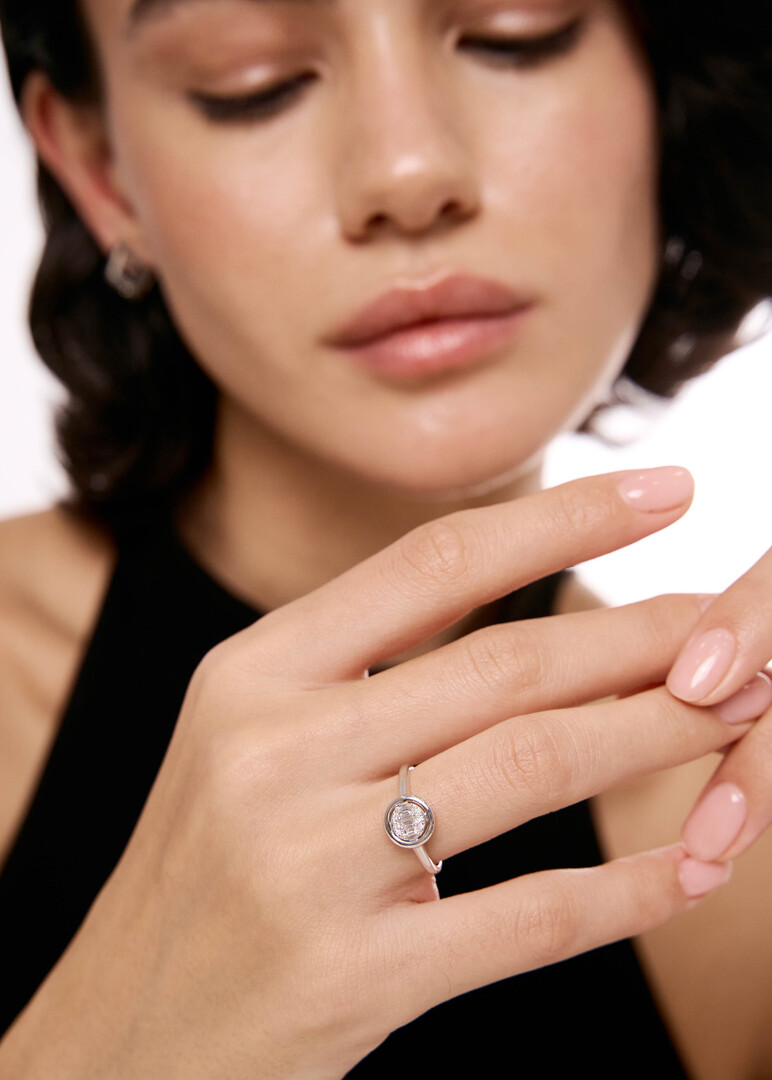 Gold ring with a round diamond insert