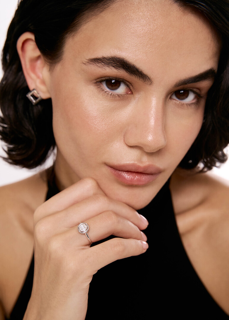 Gold ring with a round diamond insert