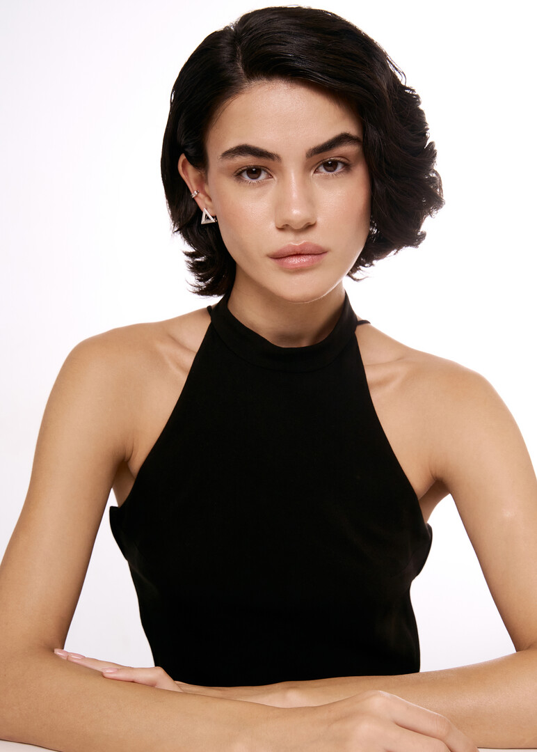 Triangular shaped earrings made of gold with diamonds