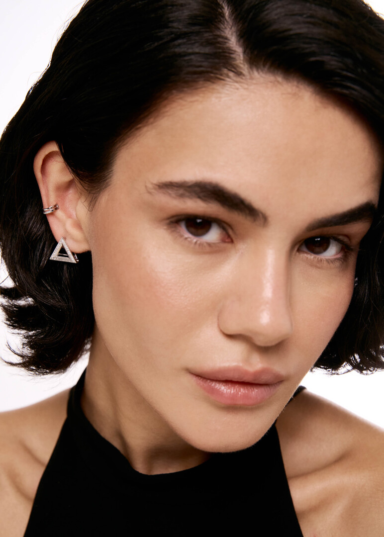 Triangular shaped earrings made of gold with diamonds