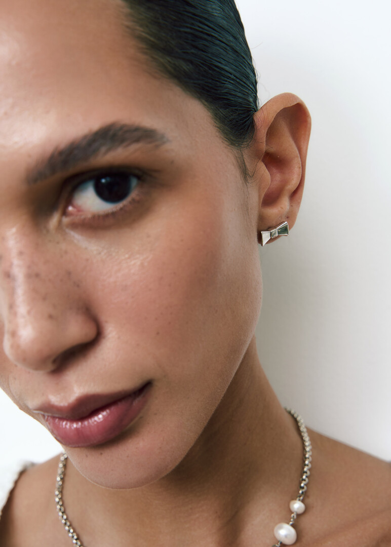 silver bow mono-earring