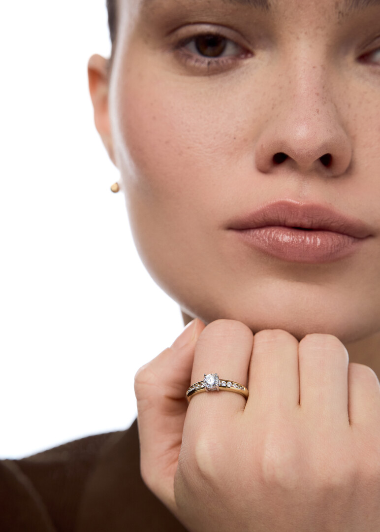 gold ring with a cubic zirconia