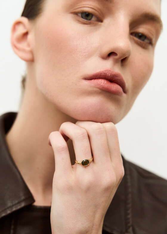 Кольца с крупной вставкой Kintsugi Jewelry Кольцо Vulnerability из золота с кианитом