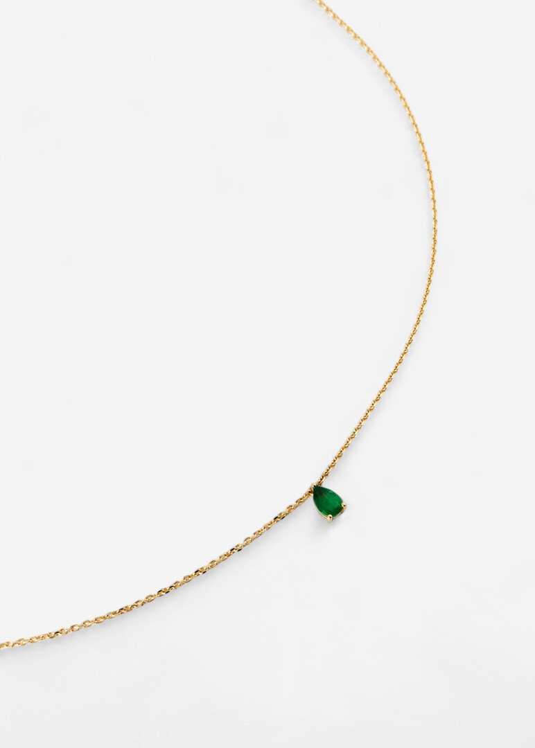 Necklace made of gold with an emerald