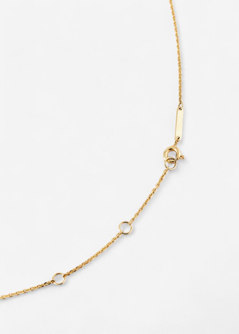 Necklace made of gold with an emerald