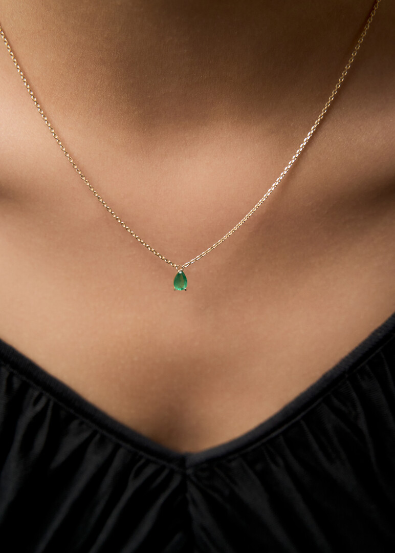 Necklace made of gold with an emerald