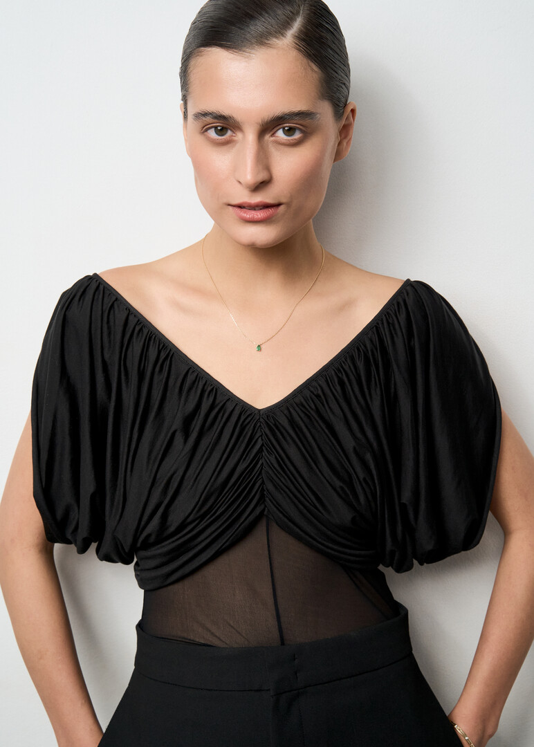 Necklace made of gold with an emerald