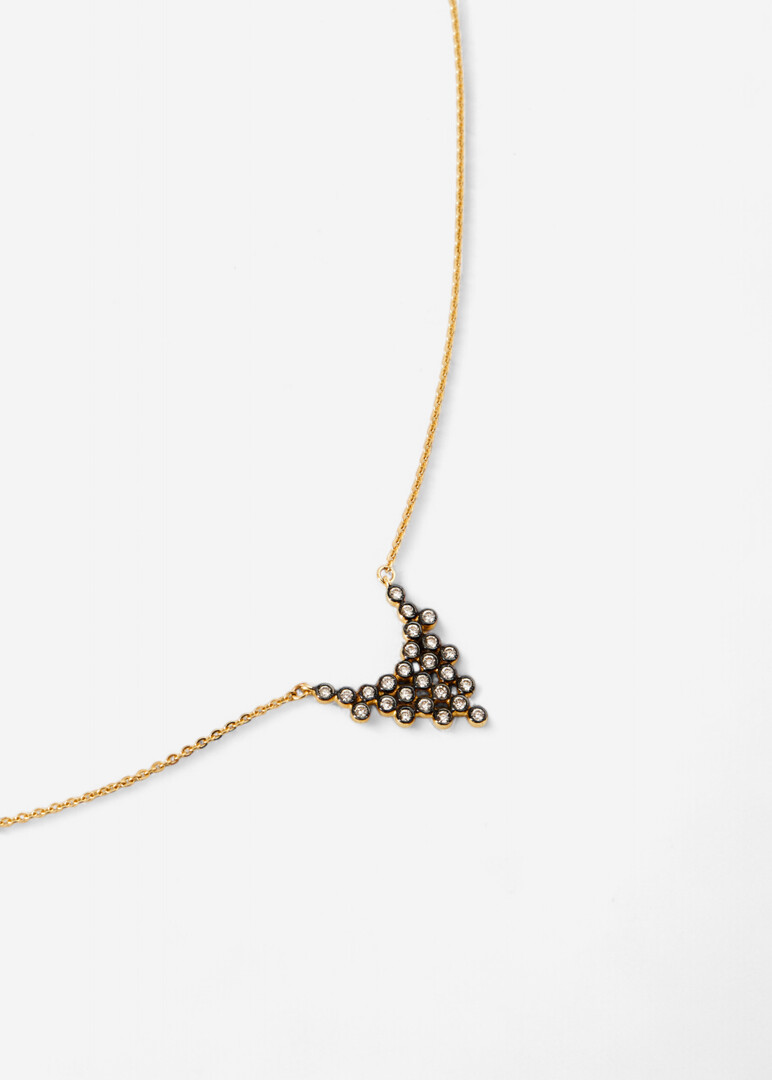 Necklace made of gold with a diamond