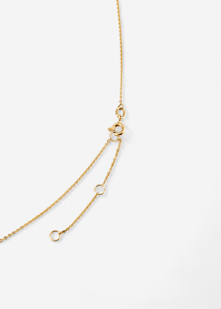 Necklace made of gold with a diamond