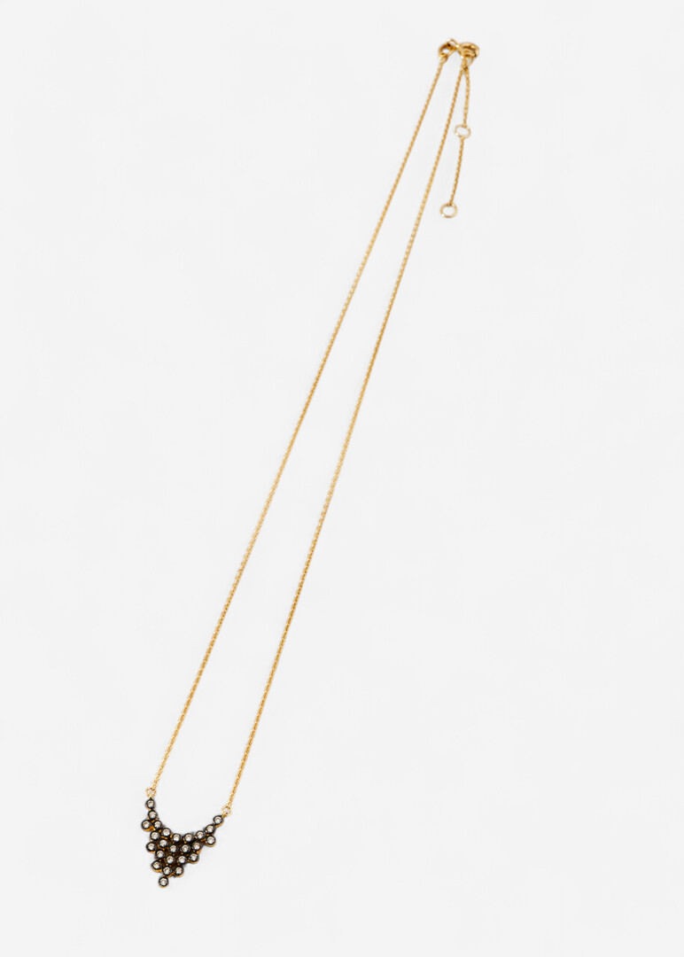 Necklace made of gold with a diamond