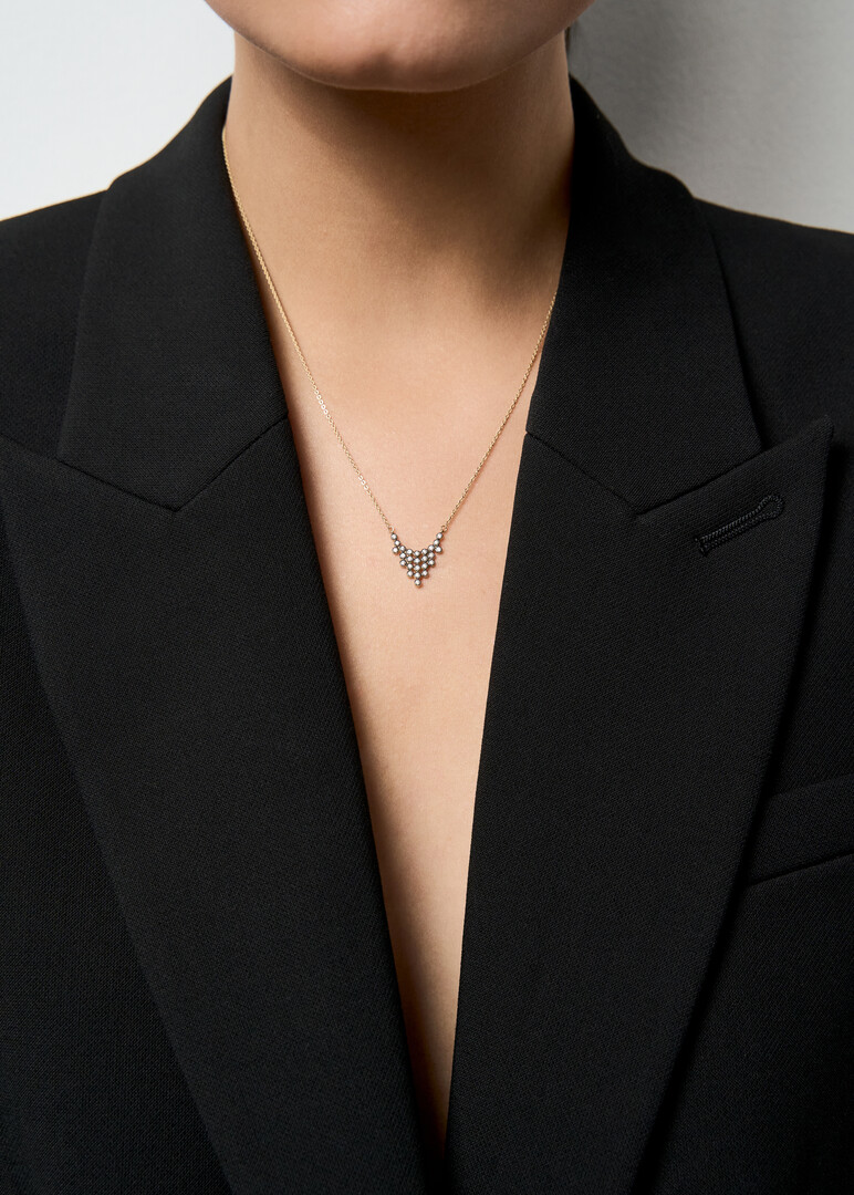 Necklace made of gold with a diamond