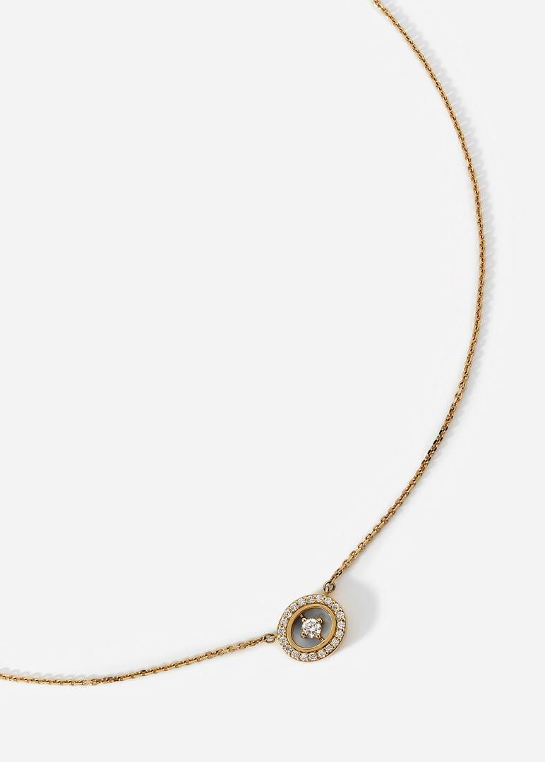 Necklace made of gold with diamonds