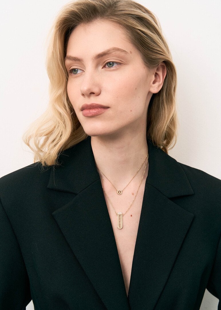 Necklace made of gold with diamonds