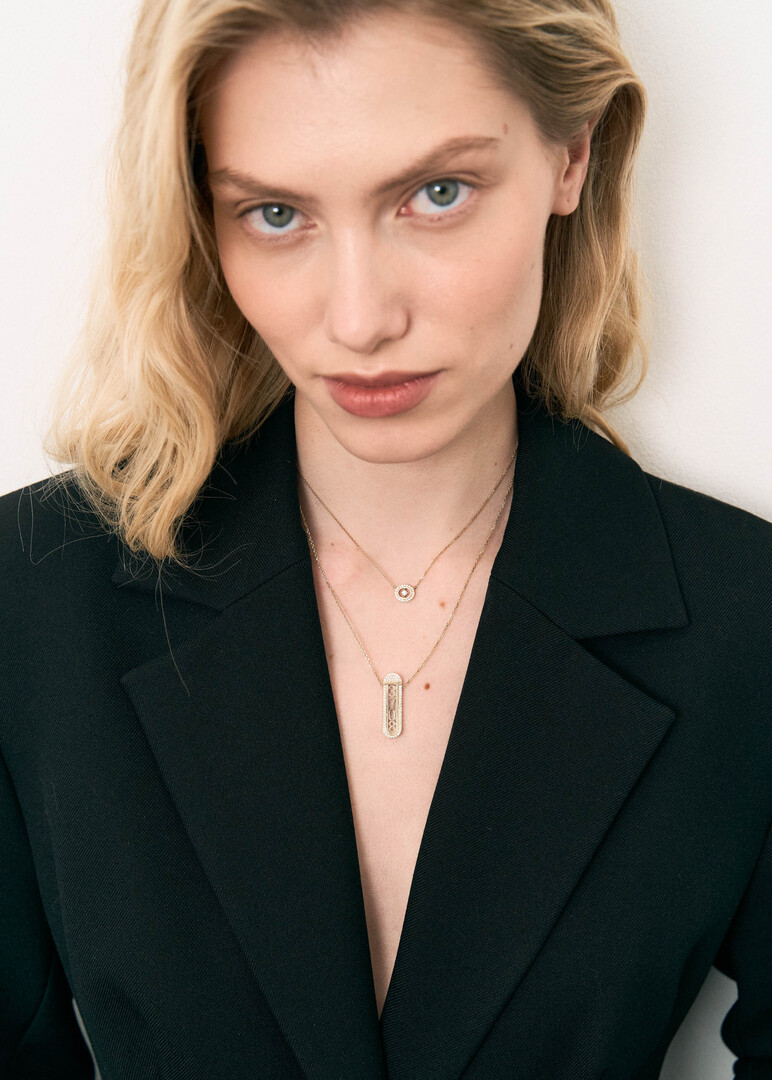 Necklace made of gold with diamonds
