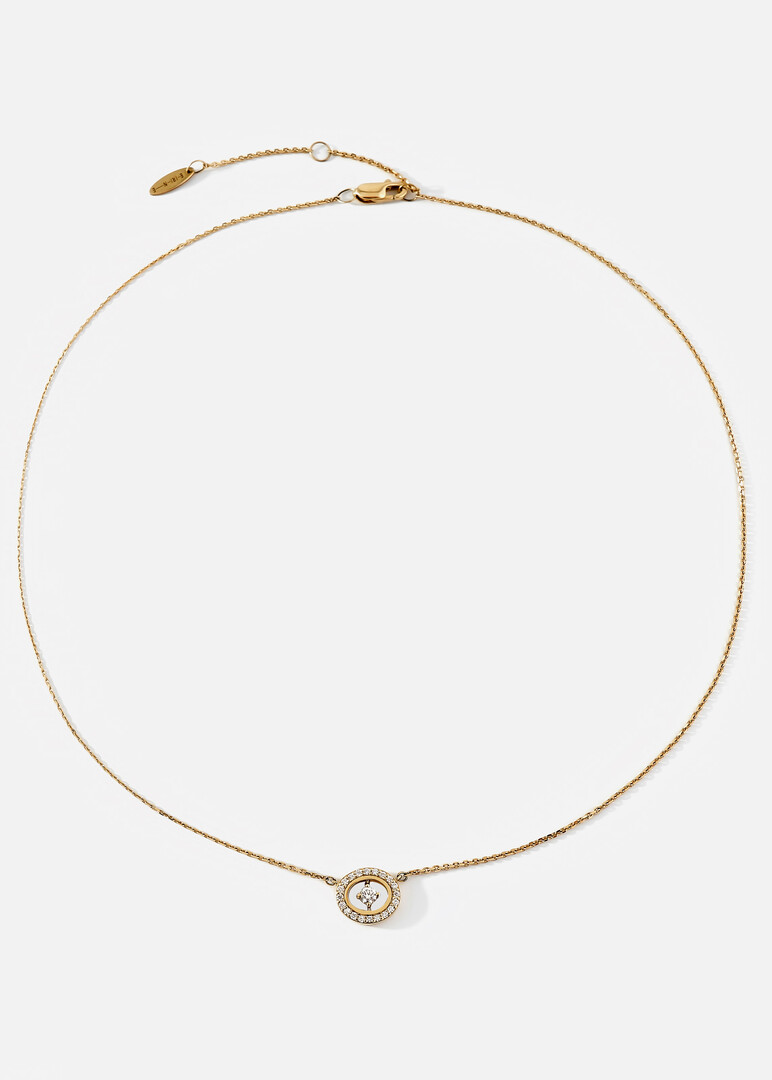 Necklace made of gold with diamonds