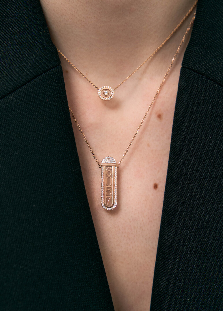 Transformer necklace made of gold and diamonds