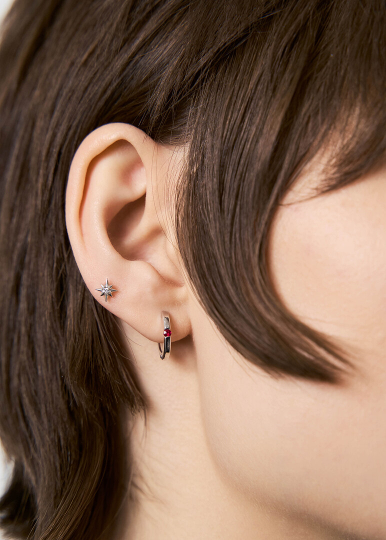 Piercing made of gold and diamond