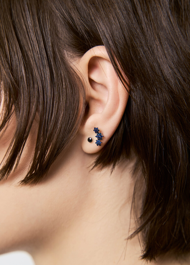 Piercing made of gold with a black diamond