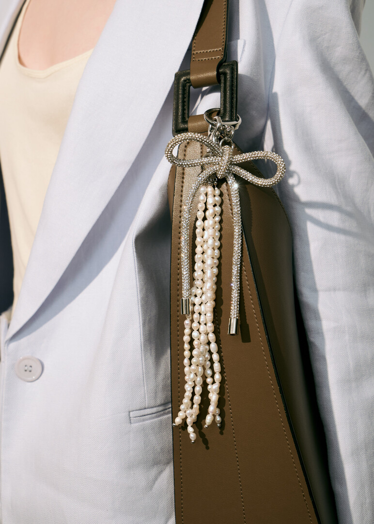 серебристый брелок-бант из кристаллов