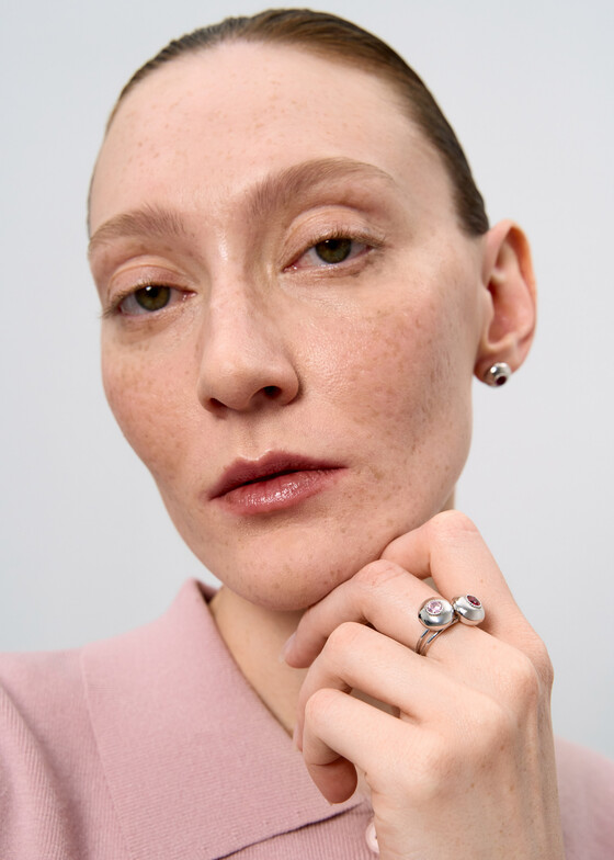 Тонкие кольца УРА jewelry Кольцо из серебра «ягодка» с корундом M