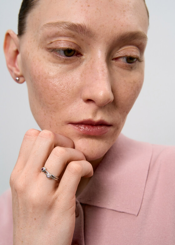 Тонкие кольца УРА jewelry Кольцо из серебра «ягодка» с корундом S
