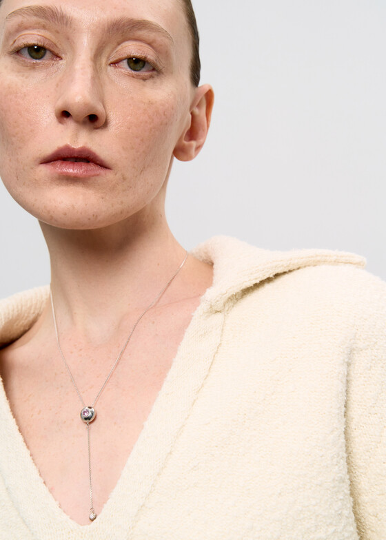 Сотуары и колье-галстуки УРА jewelry Колье-галстук из серебра «ягодка» с фианитом