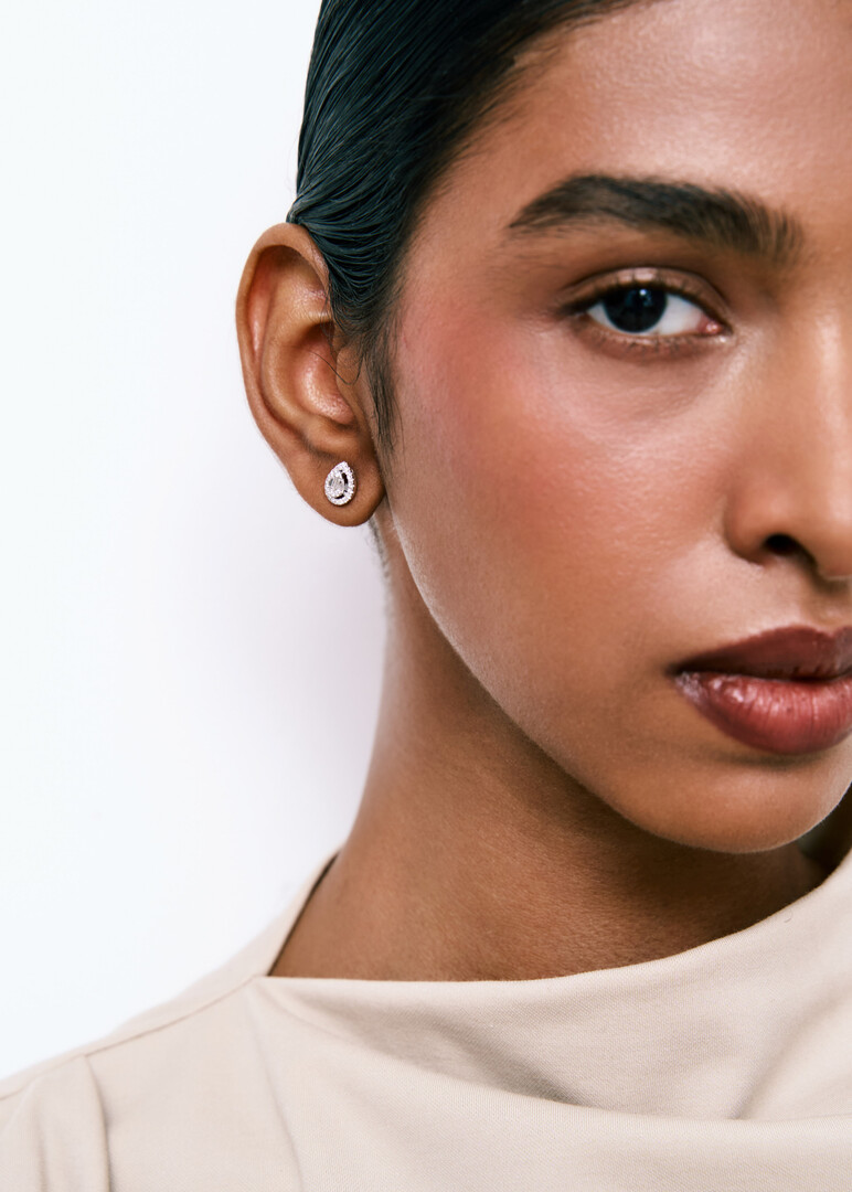 White gold stud earrings with diamonds