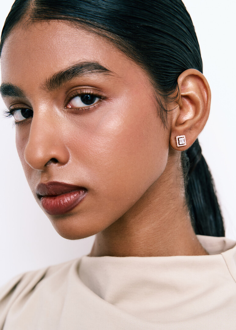 Yellow gold stud earrings with diamonds