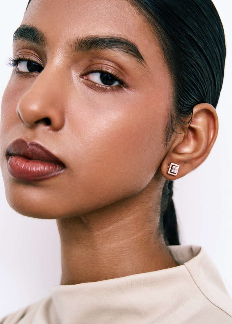 Yellow gold stud earrings with diamonds