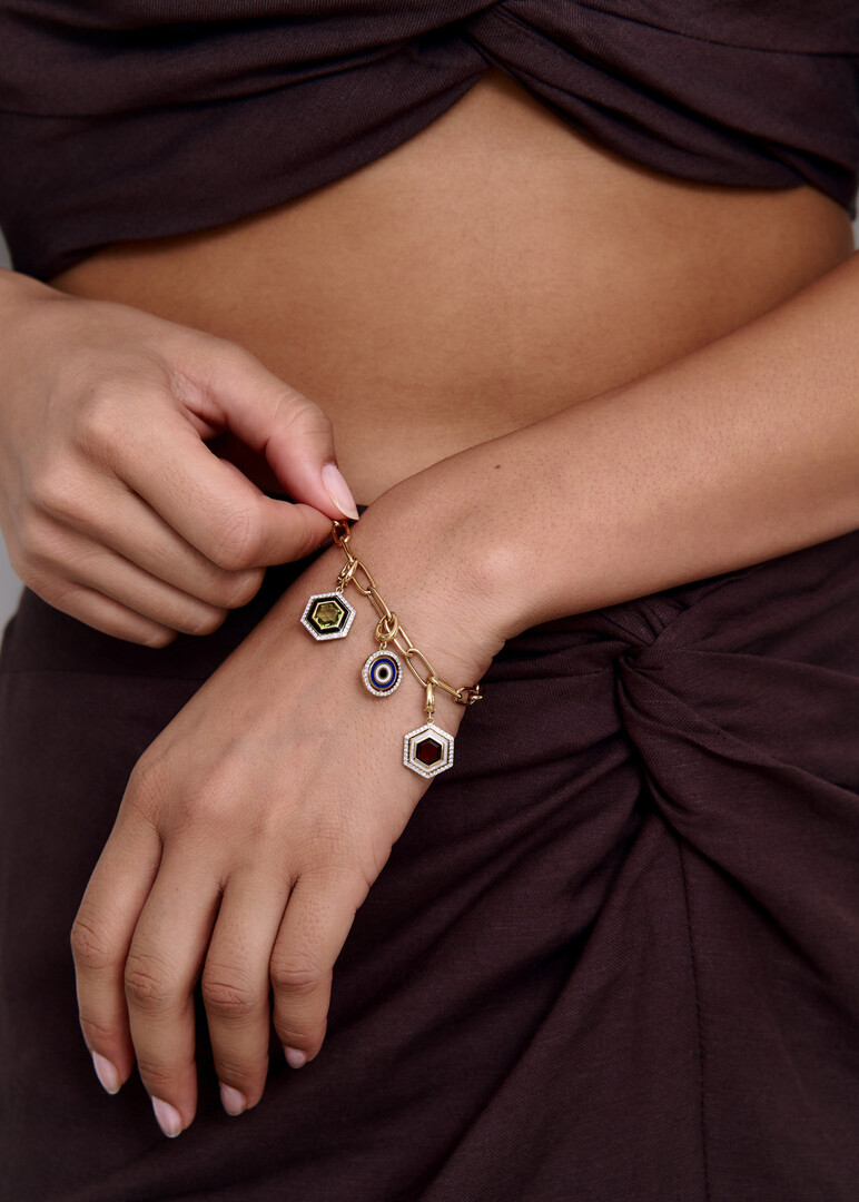 Gold pendant with brown ceramic and diamonds