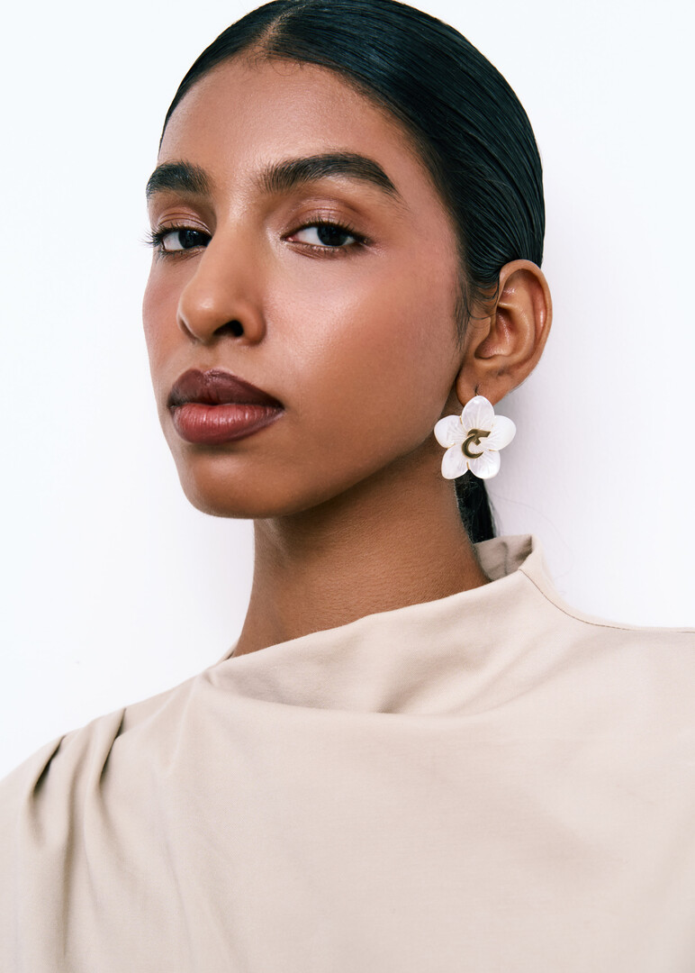 earring oula 18k yellow gold-plated and mother-of-pearl letter jeem