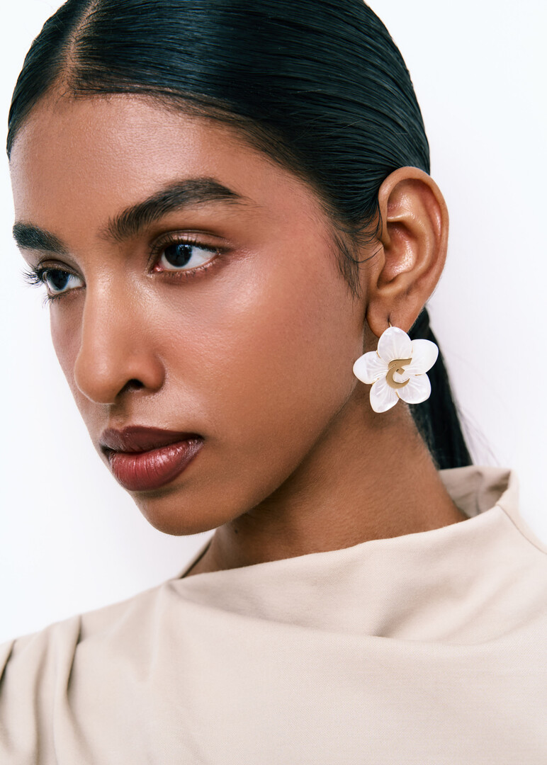 earring oula 18k yellow gold-plated and mother-of-pearl letter jeem
