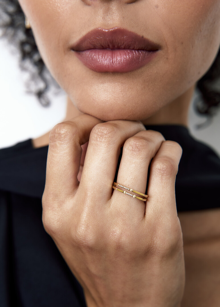 Gold ring with diamonds and yellow sapphires Versa