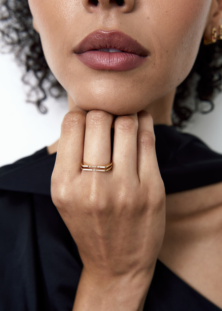 Gold ring with diamonds and white enamel Versa