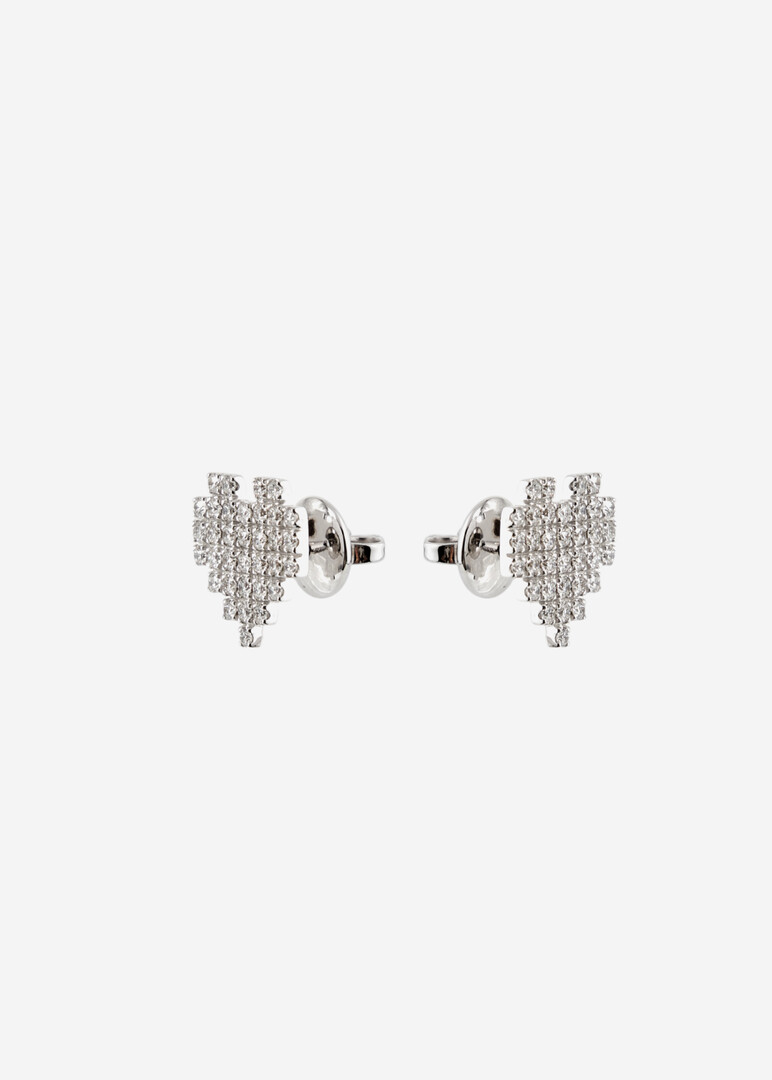 Heart stud earrings made of gold with diamonds.