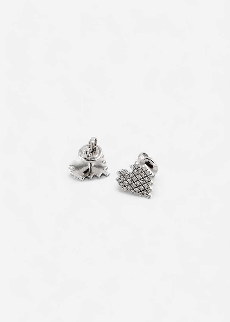 Heart stud earrings made of gold with diamonds.
