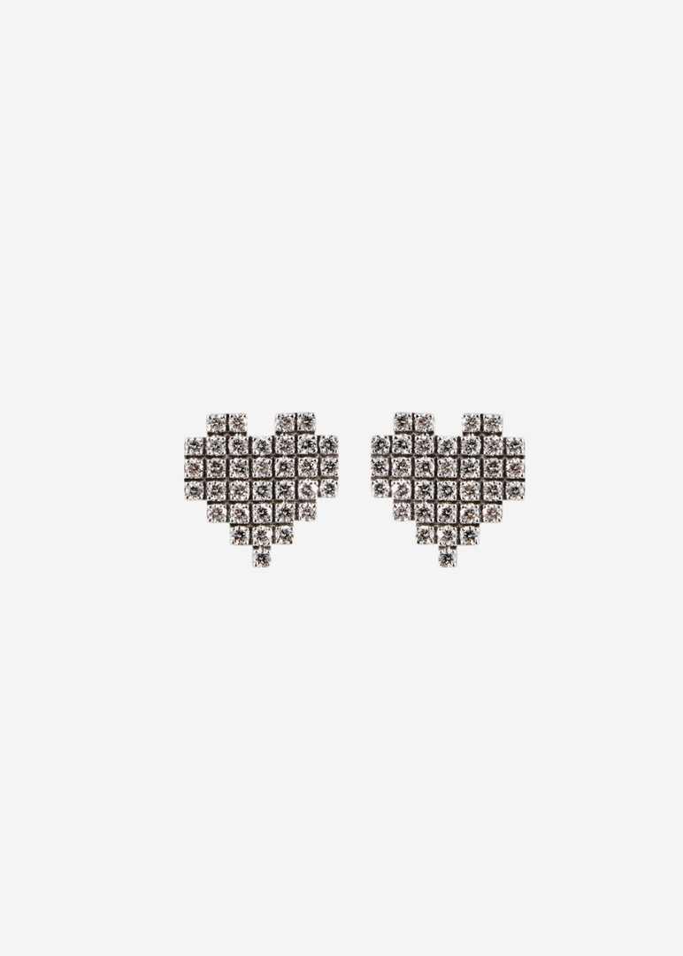 Heart stud earrings made of gold with diamonds.