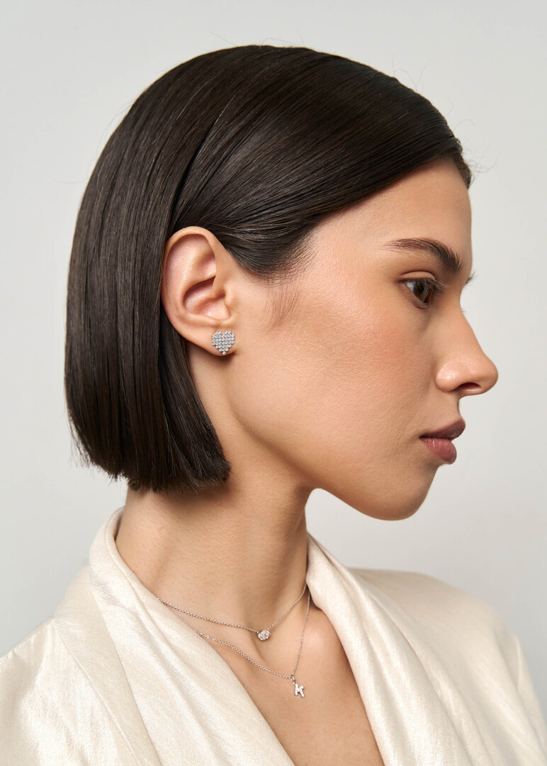 Heart stud earrings made of gold with diamonds.