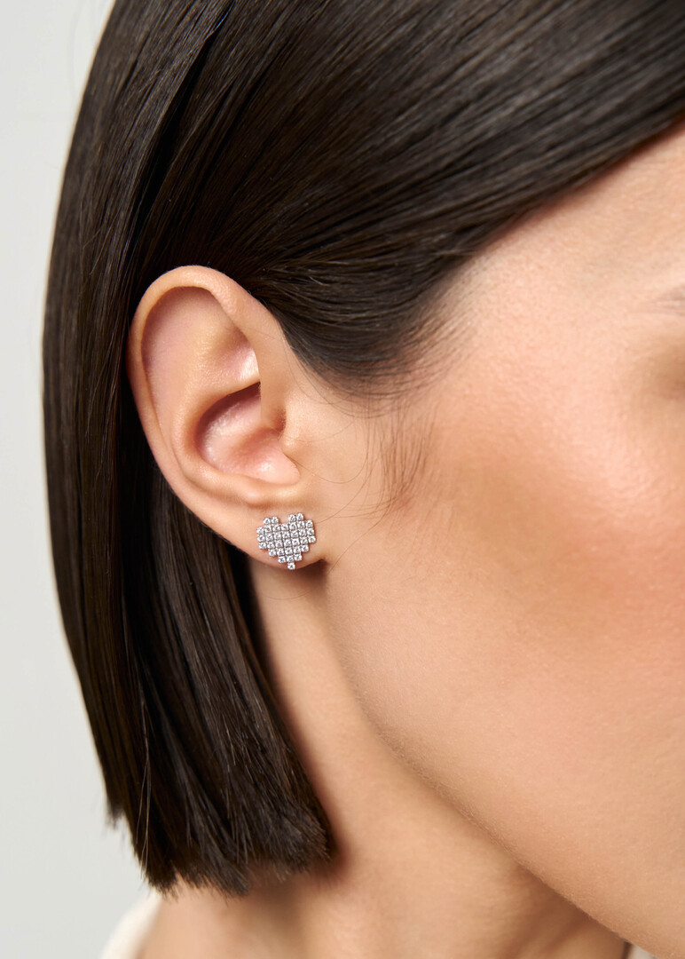Heart stud earrings made of gold with diamonds.