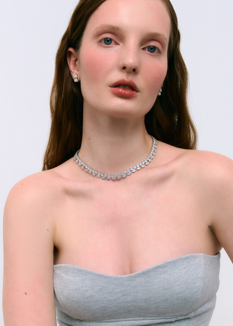 серебристое двойное колье с камнями