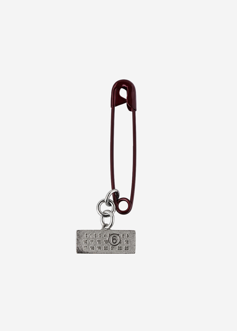 Красная брошь Safety Pin