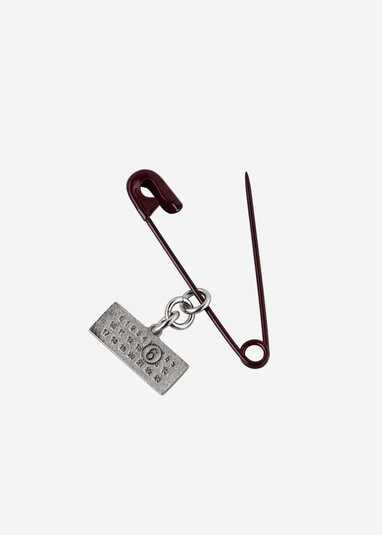 Красная брошь Safety Pin