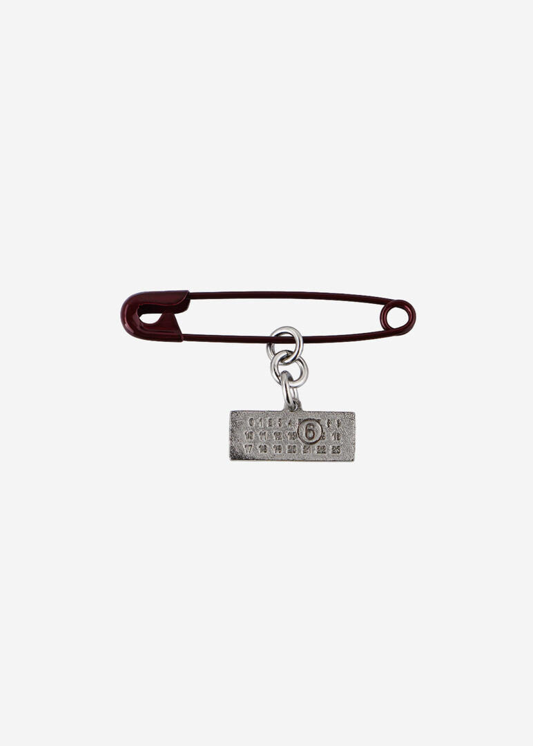 Красная брошь Safety Pin