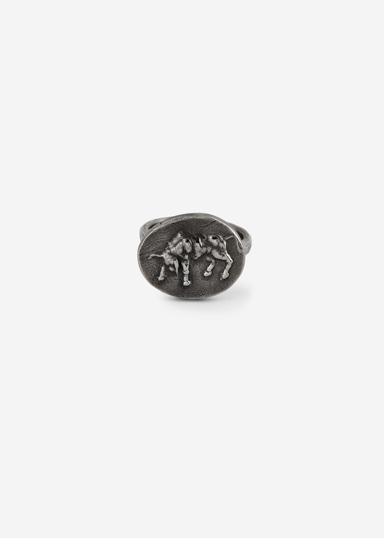 Кольца с крупной вставкой Grani Jewelry Кольцо из титана «бык» с серебряным покрытием