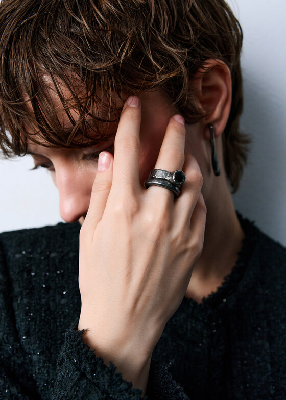 Кольца с крупной вставкой Grani Jewelry Кольцо из титана высокое «Мороз по коже» с гранатом
