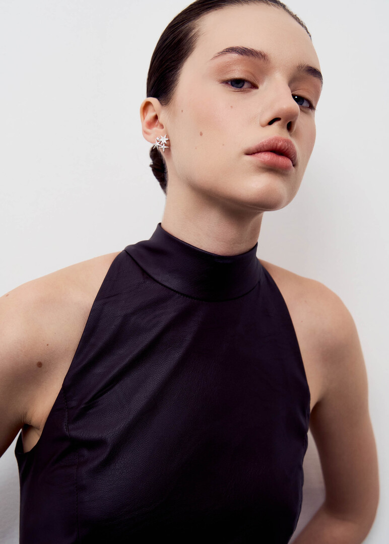 Asymmetric earrings with stars