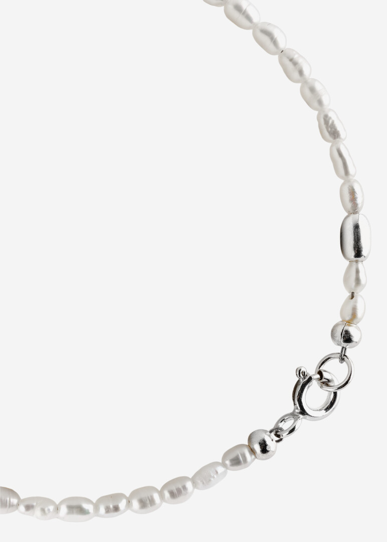 Bracelet made of white pearls, tanzanite and silver